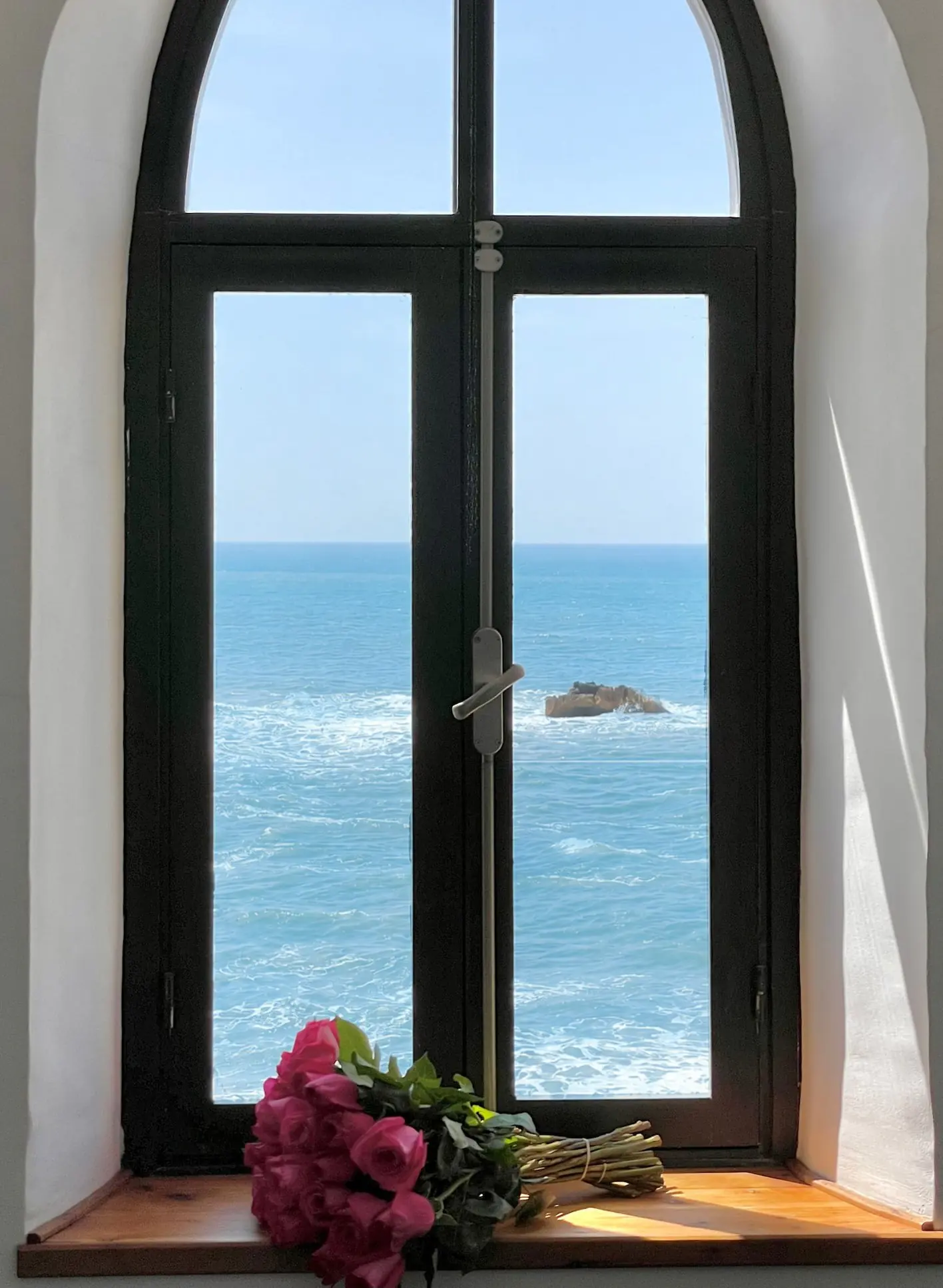 L'Atlantique vu à travers la fenêtre arquée de la Maison Médina